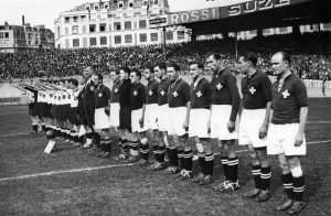 Die Schweizer und die deutsche Fussball-Nationalmannschaft vor dem Achtelfinalspiel an der Fussball-Weltmeisterschaft im Juni 1938 im Stadion «Parc des Princes»in Paris.