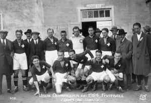 Die Schweizer Fussballnationalmannschaft vor dem ersten Spiel gegen Litauen, 1924.