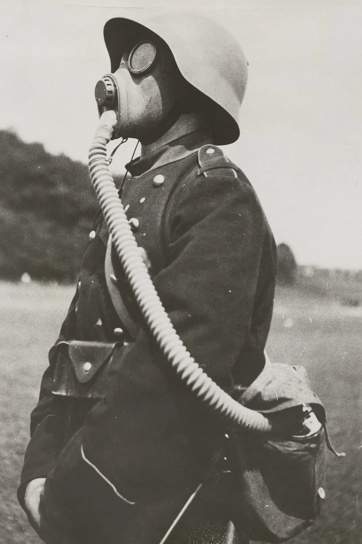 Schweizer Soldat mit Gasmaske, um 1920.