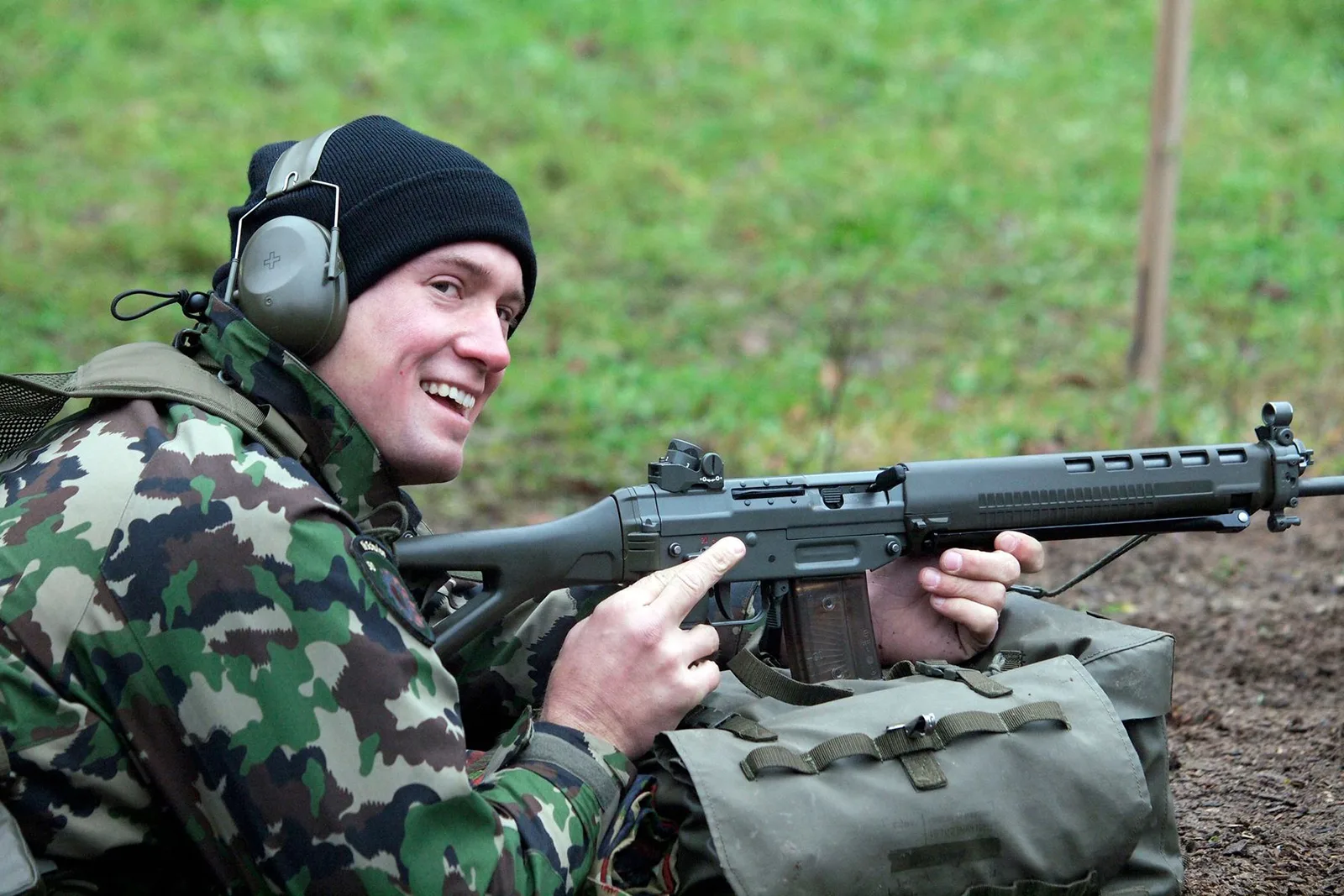 Schwinger Kilian Wenger beim Schiessen mit dem Sturmgewehr während der Spitzensport RS 2012.