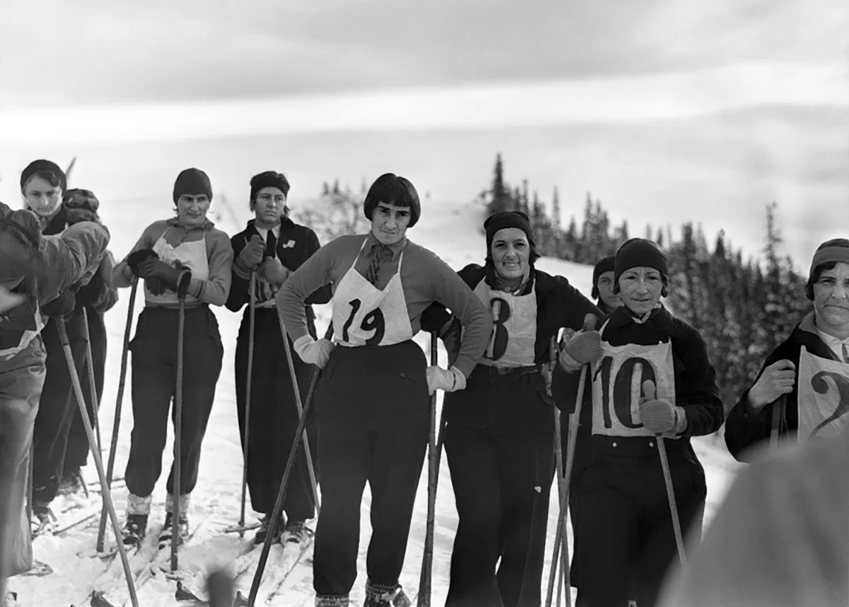 Treffen des SDS in den 1930er-Jahren. Mitten drin: Rösli Streiff mit der Nummer 10.