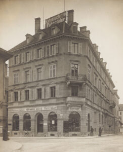 La boutique de Hermann Moos, dans l’ancien Seidenhof de Zurich, où l’on trouvait des machines à coudre et des cycles, vers 1905.