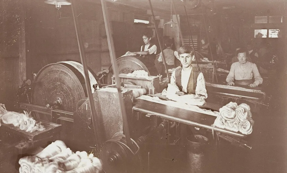 Die Maschinenarbeit hat viele Aufgaben vereinfacht, sodass auch ungelernte und jüngere Angestellte sie ausführen können. Junge Menschen arbeiten an Maschinen der Seidenspinnerei Camenzind in Gersau, um 1920.