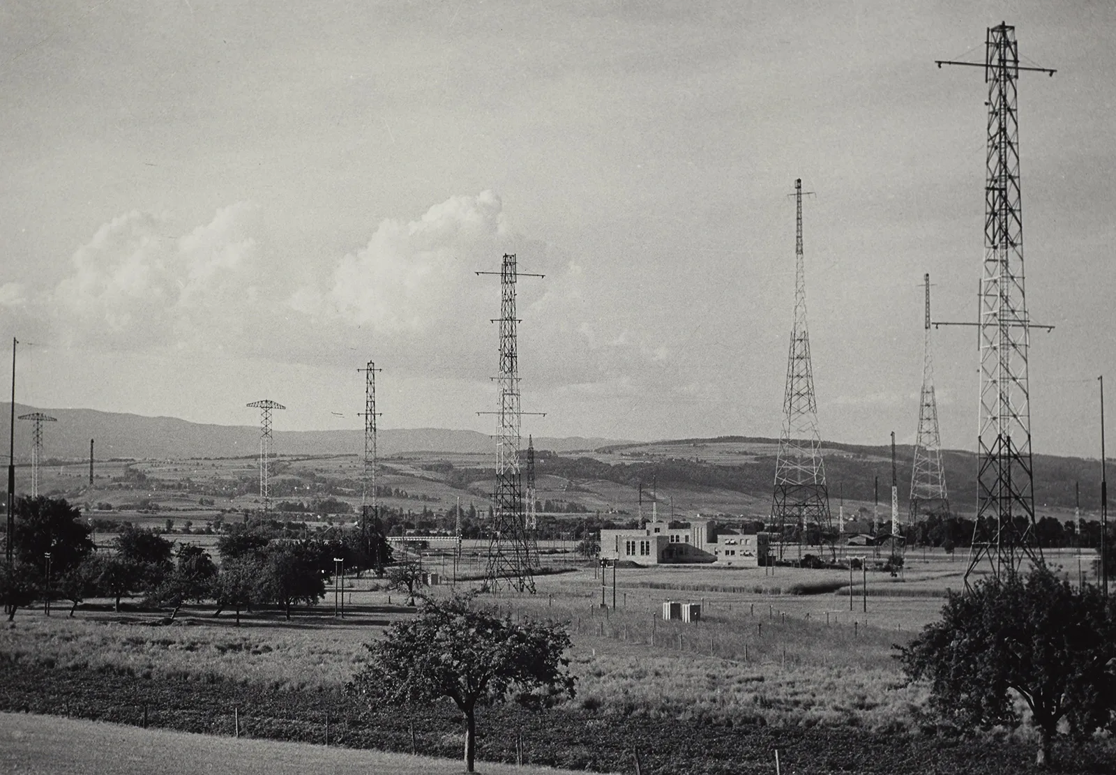 Die Sendeanlagen von Prangins wurden für unterschiedliche Zwecke genutzt. Die Aufnahme stammt aus dem Jahr 1960. Damals diente Prangins unter anderem als Zeitzeichensender.