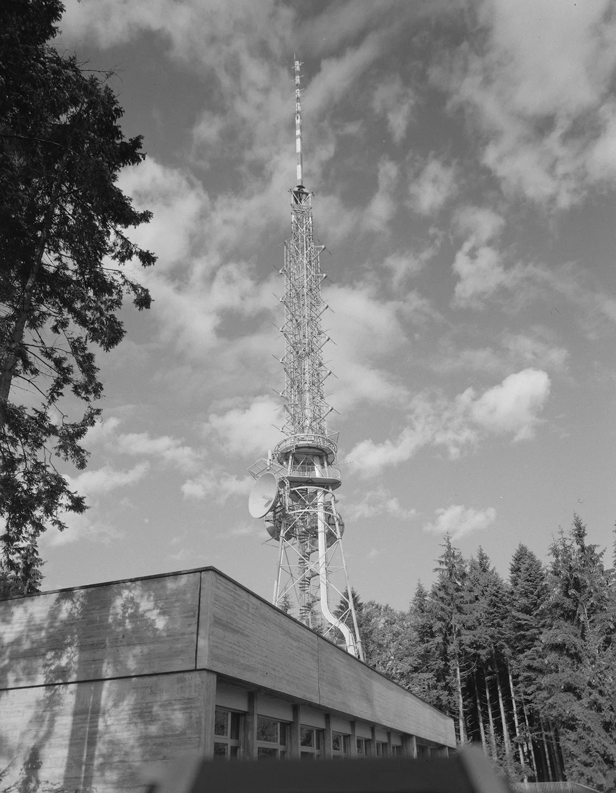 1966 wurde auf dem Bantiger das neue Ensemble von Sendegebäude und erweitertem Sendeturm eingeweiht.