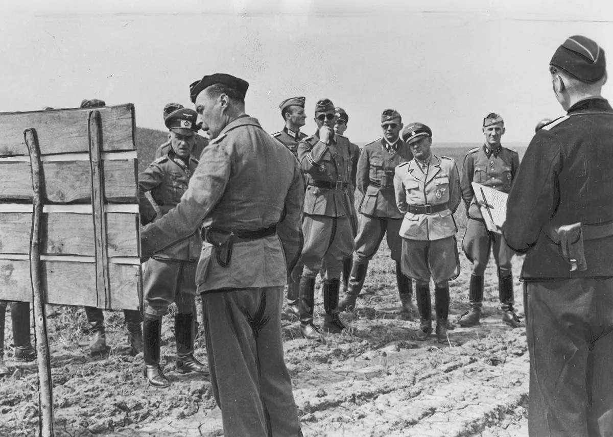 Sepp Dietrich (Dritter von rechts) 1943 an der Ostfront.