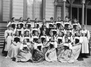 Photograph of the “Saaltöchter”, or waitresses, from the 1892 business records.