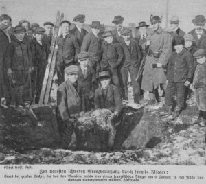 Article paru dans la Schweizer Illustrierte en 1918. La seule photo de l’incident de Kallnach connue à ce jour provient de cet hebdomadaire. Trois jeunes prennent la pose dans l’un des cratères de bombe et présentent un morceau de terre qui a été arraché.