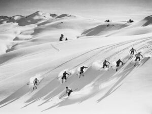 Des skieurs profitent de la poudreuse. Photographie de Jacques Naegeli (1885–1971), Gstaad.
