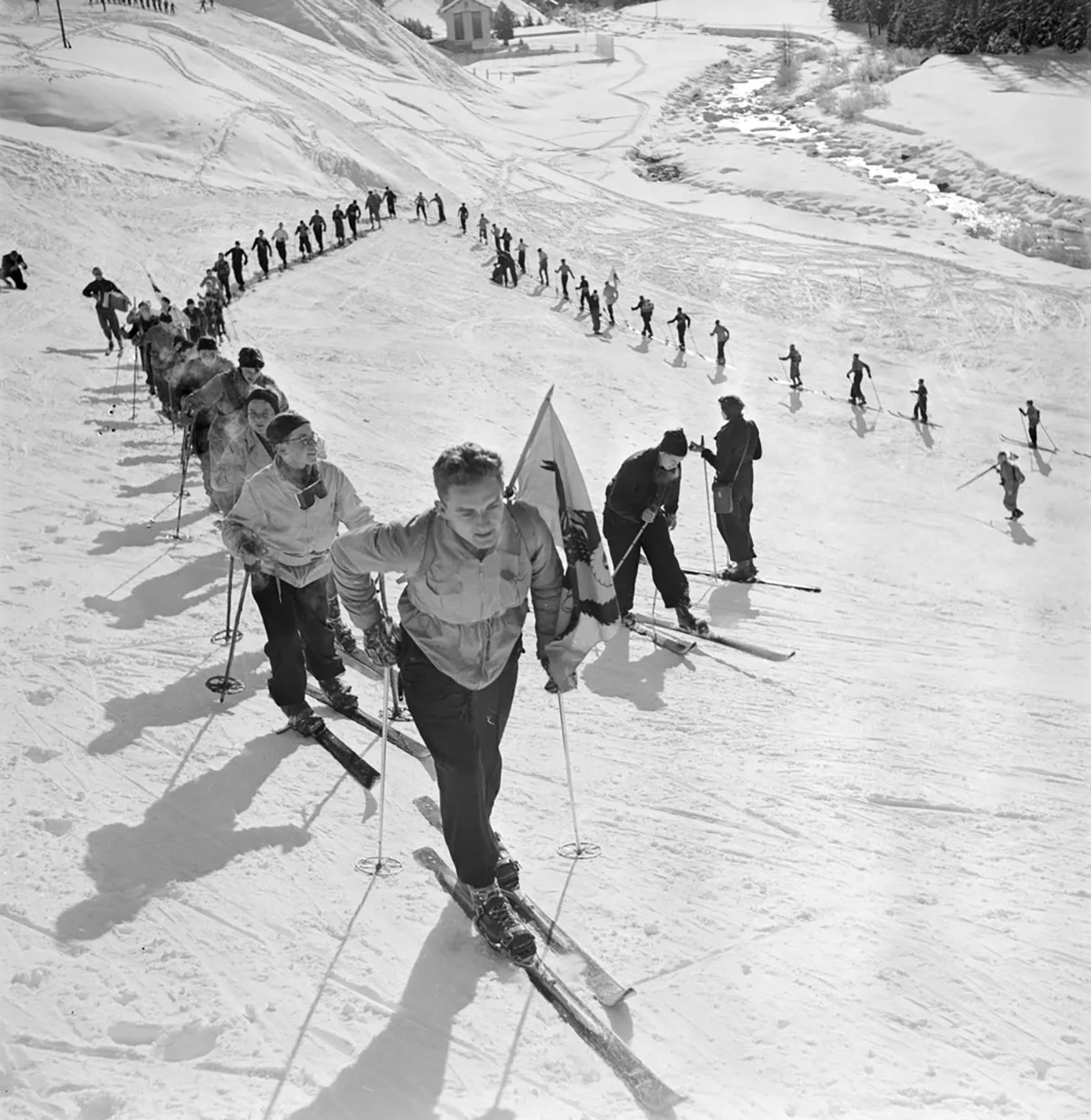 Tour im Schnee während dem ersten Jugendskilager in Pontresina, 1941.