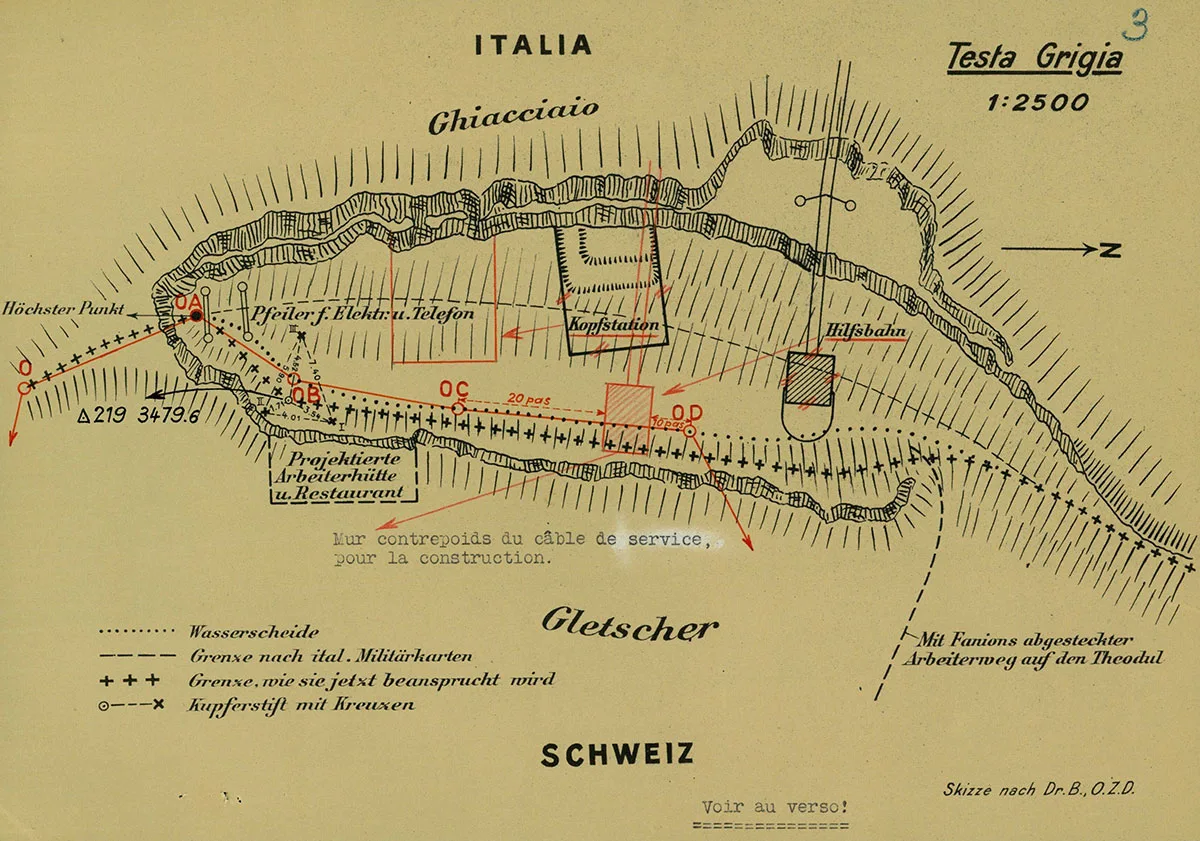 Grenzverläufe auf der Testa Grigia: Gestrichelt gemäss der italienischen Militärkarte und in Kreuzen gemäss den italienischen Ansprüchen vom April 1938. Die gepunktete rote Linie zeigt die letzten Endes vereinbarte und mit fünf Grenzsteinen markierte Wasserscheidelinie.
