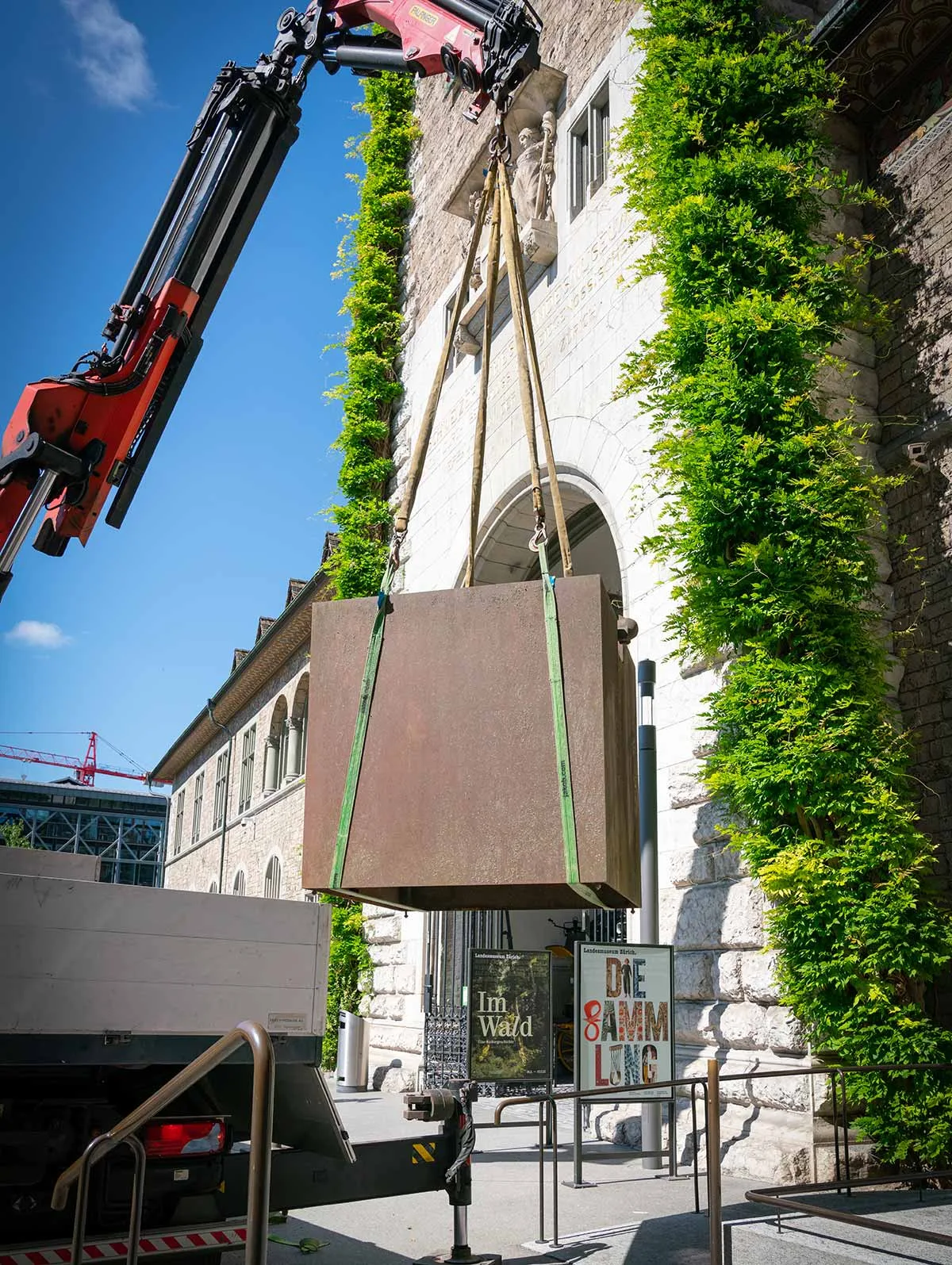 Anlieferung der Shoah-Skulptur beim Landesmuseum Zürich.