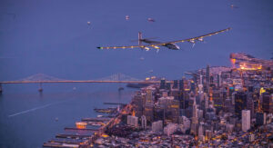 L’avion solaire «Solar Impulse» survolant San Francisco, 2016.
