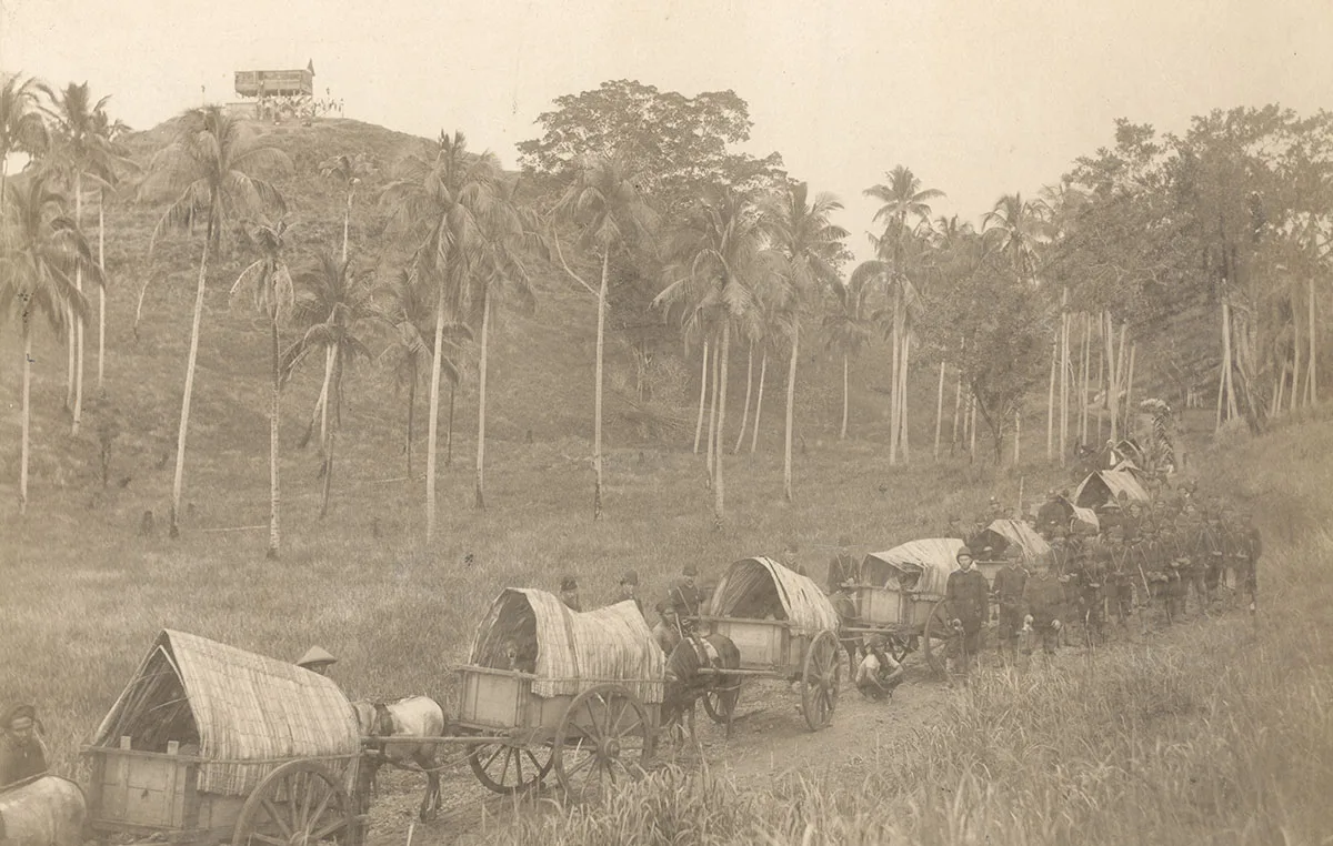 Fotografie eines Transportkonvois der niederländischen Kolonialarmee in Aceh, ca. 1880