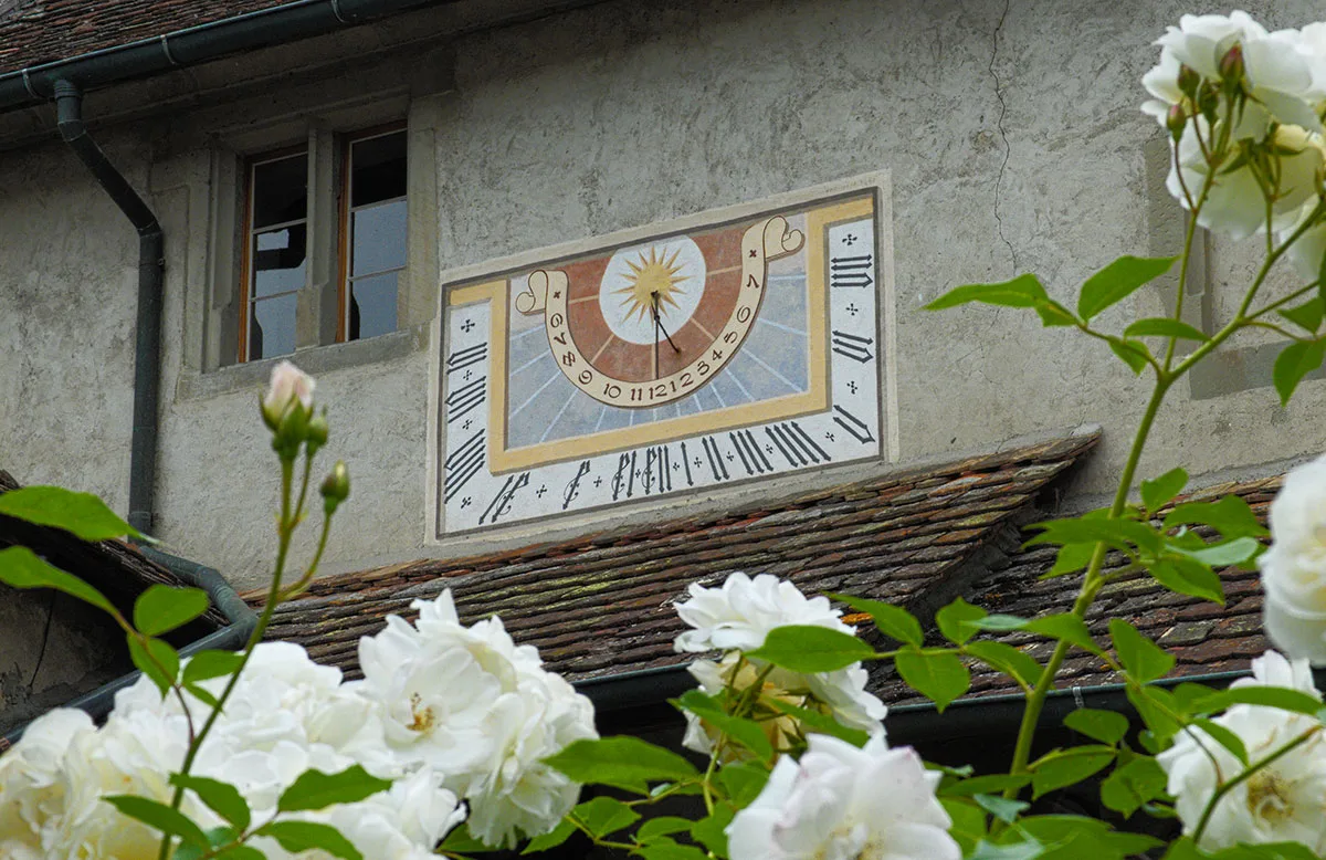 Sonnenuhr im Kloster St. Georgen in Stein am Rhein. In mittelalterlichen Klöster zeigte die Sonnenuhr die Gebetszeiten an.