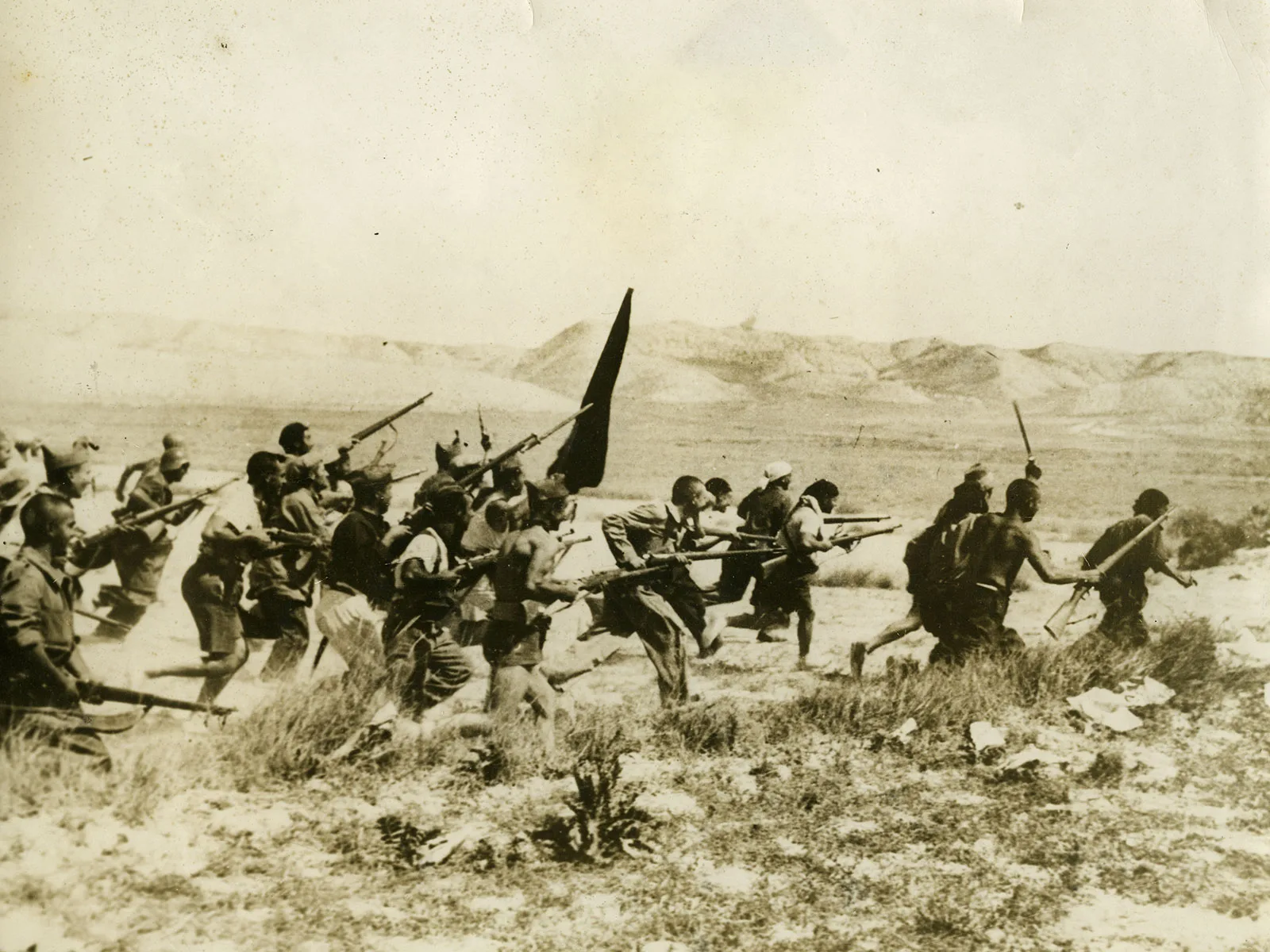 Regierungstruppen stürmen im September 1936 bei Aragon eine Rebellenstellung.