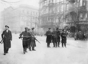 Spartakisten bewachen eine Strasse in Berlin, 1919.