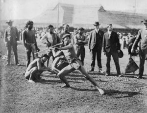 Concours de lancer de javelot pendant les «journées anthropologiques» aux Jeux Olympiques de 1904.