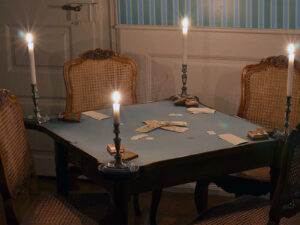 Le patriciat soleurois se retrouvait à des tables de ce genre pour des soirées jeux. Celle-ci appartenait à la famille Glutz, et les chandeliers à la famille Greder-von Stäffis. Les cartes de jeux et les étuis à jetons, en carton recouvert de cuir, font partie d’un set de tarot en forme de livre datant de 1778.