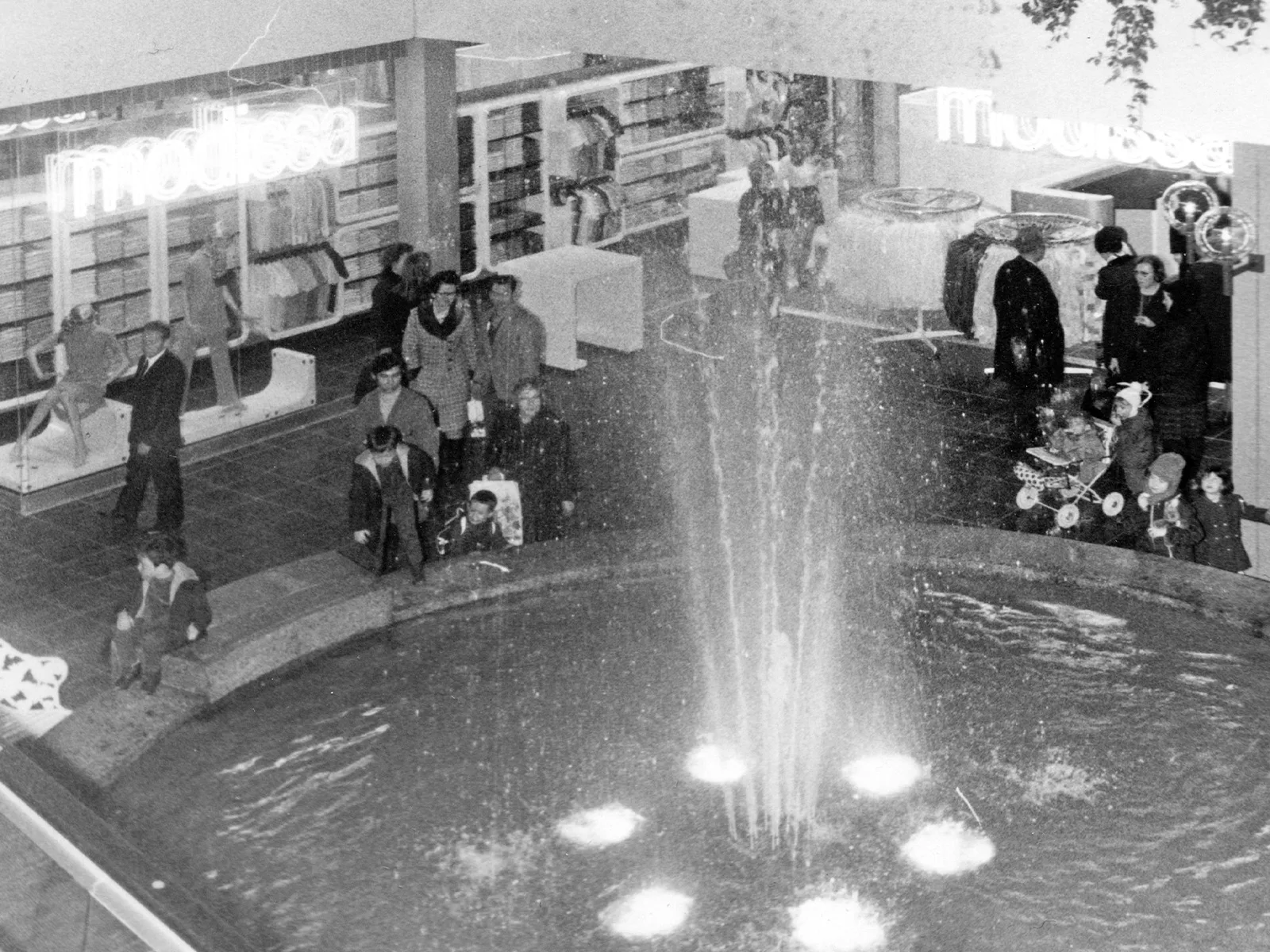 Mall des Shoppi Spreitenbach nach der Eröffnung 1970.