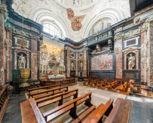L’intérieur de l’église Saint-Casimir de Vilnius, Lituanie, construite entre 1623 et 1636.