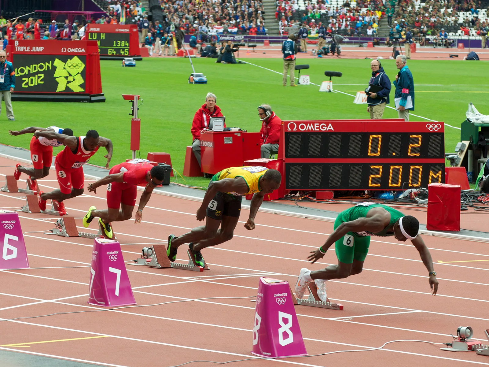 Start des 200-Meter-Rennens der Männer in London 2012 mit der Omega-Zeitanzeige im Hintergrund.