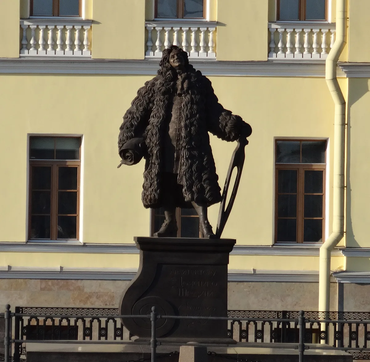 Statue zu Ehren Domenico Trezzinis auf dem Trezzini-Platz in Sankt Petersburg.