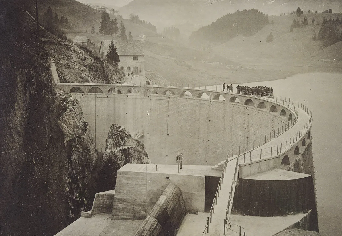 Der Stausee von Montsalvens (FR) wurde zwischen 1919 und 1920 eingestaut. Die Bogenstaumauer war von Heinrich Eduard Gruner erbaut worden und die erste ihrer Art in Europa.