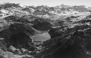Vue sur le lac de retenue de Marmorera, en 1954.