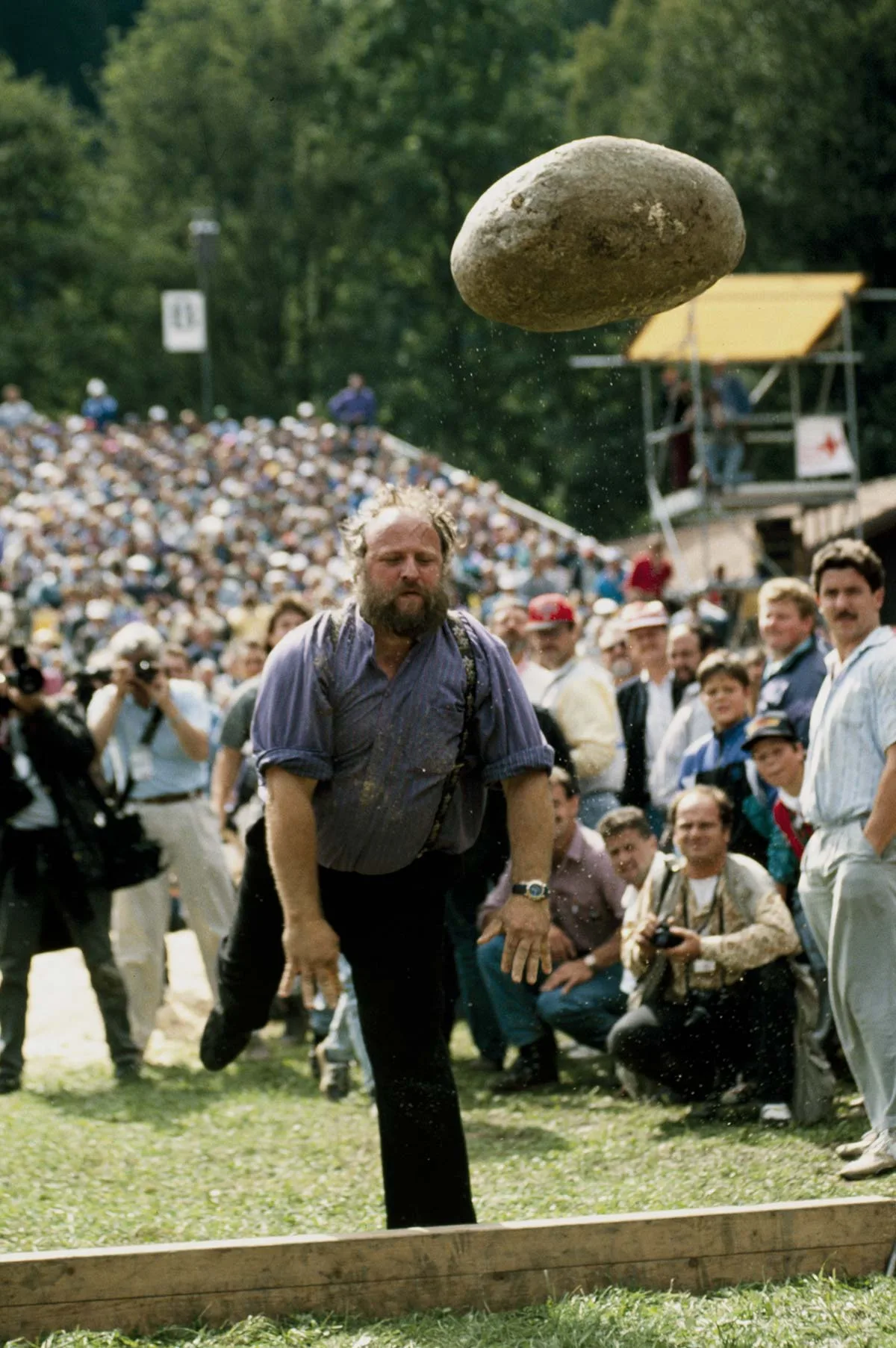 Der legendäre Unspunnenstein fliegt – hier 1993 – durch die Luft.