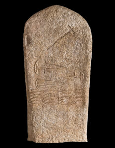 Stèle «Arco 2» avec trois poignards, hache, ceinture et armoiries au dos. Marbre. Marbre. 3000–2500 av. J.-C. Italie, Trentin-Haut Adige, Arco.