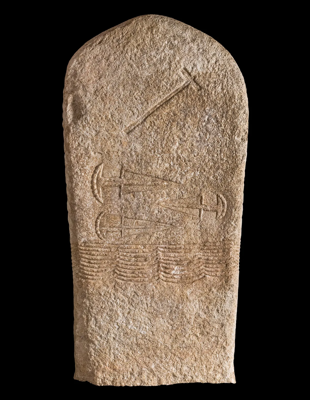 Stele «Arco 2» mit drei Dolchen, Axt, Gürtel und Manteldarstellung auf der Rückseite. Marmor. 3000–2500 v. Chr. Italien, Trentino-Südtirol, Arco.