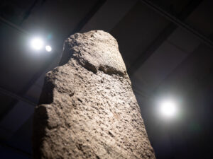 Jungsteinzeitlicher Menhir in der Ausstellung «Menschen. In Stein gemeisselt» im Landesmuseum Zürich.