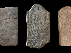 Diverses stèles représentant des êtres humains avec bijoux, armes et outils.