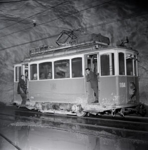 Tramway des transports publics zurichois, caractéristique du paysage urbain jusqu’au début des années 1950, utilisé lors de la construction de la centrale de Linth-Limmern, 1960.