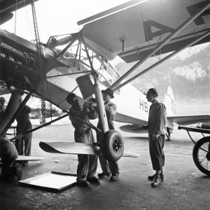 Fieseler Storch mit Kufen: Viktor Hug und sein Team bei der Montage der schneetauglichen Kufen.