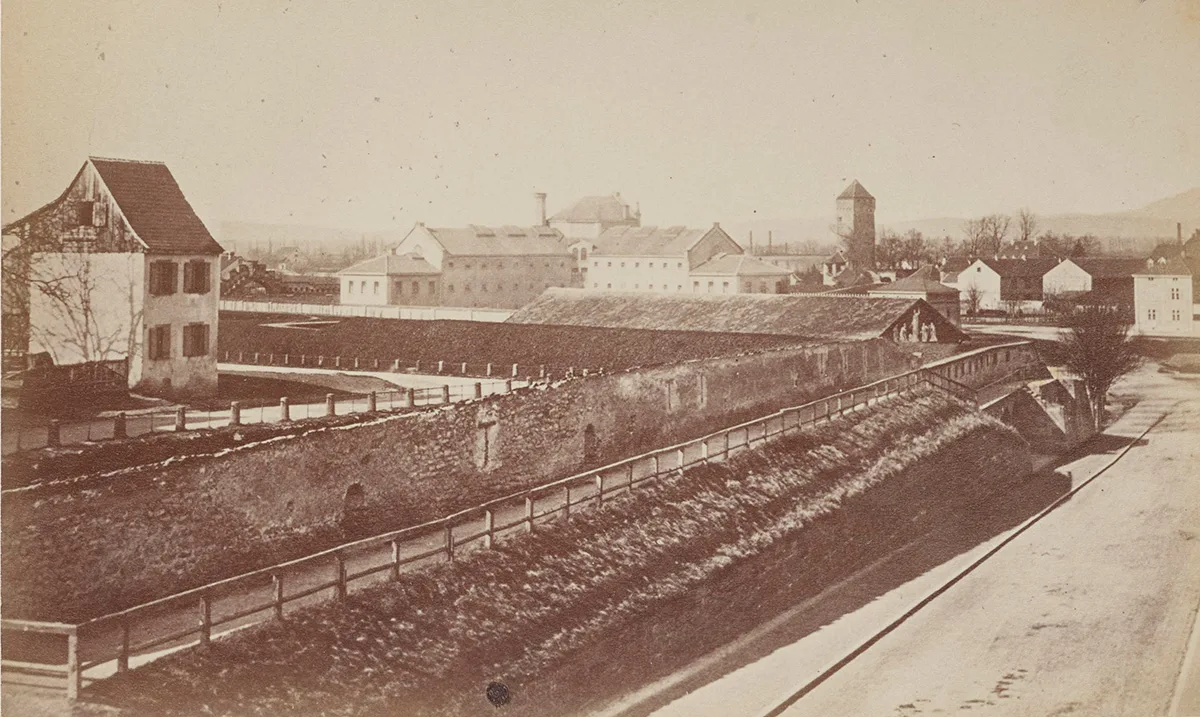 The ‘Schällemätteli’ penal institution pictured in the 1860s. The site of the future Bernoullianum building can be seen in the foreground.