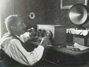 Au début du XXe siècle, la radio, nouveau média, rencontre un franc succès.