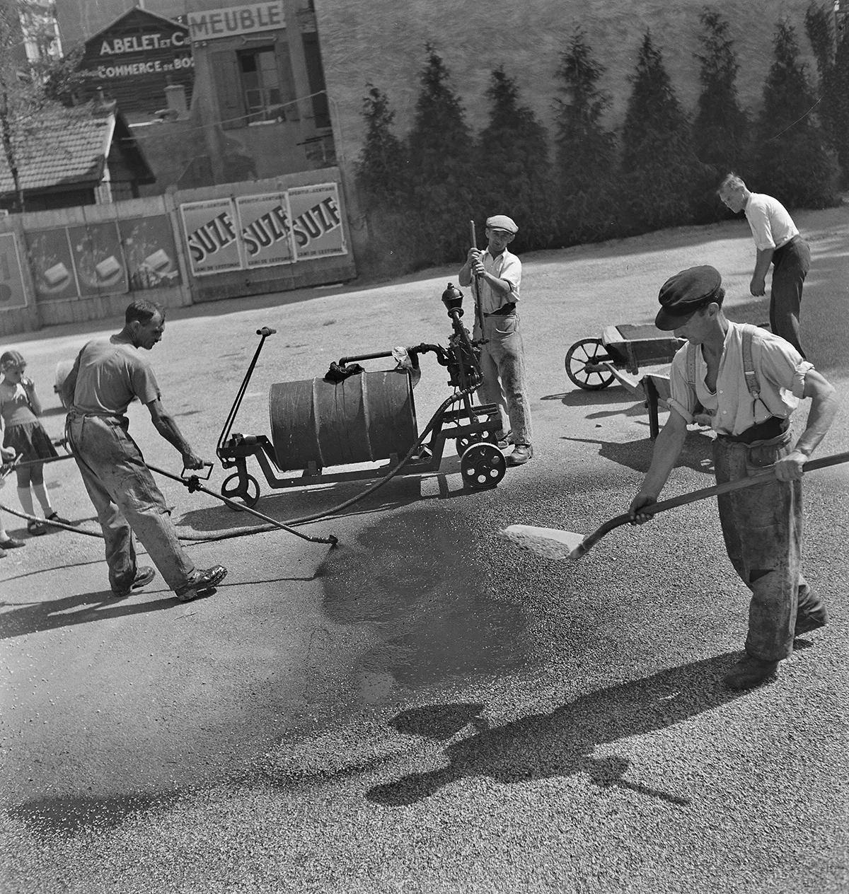 Arbeiter beim Teeren einer Strasse, um 1947.