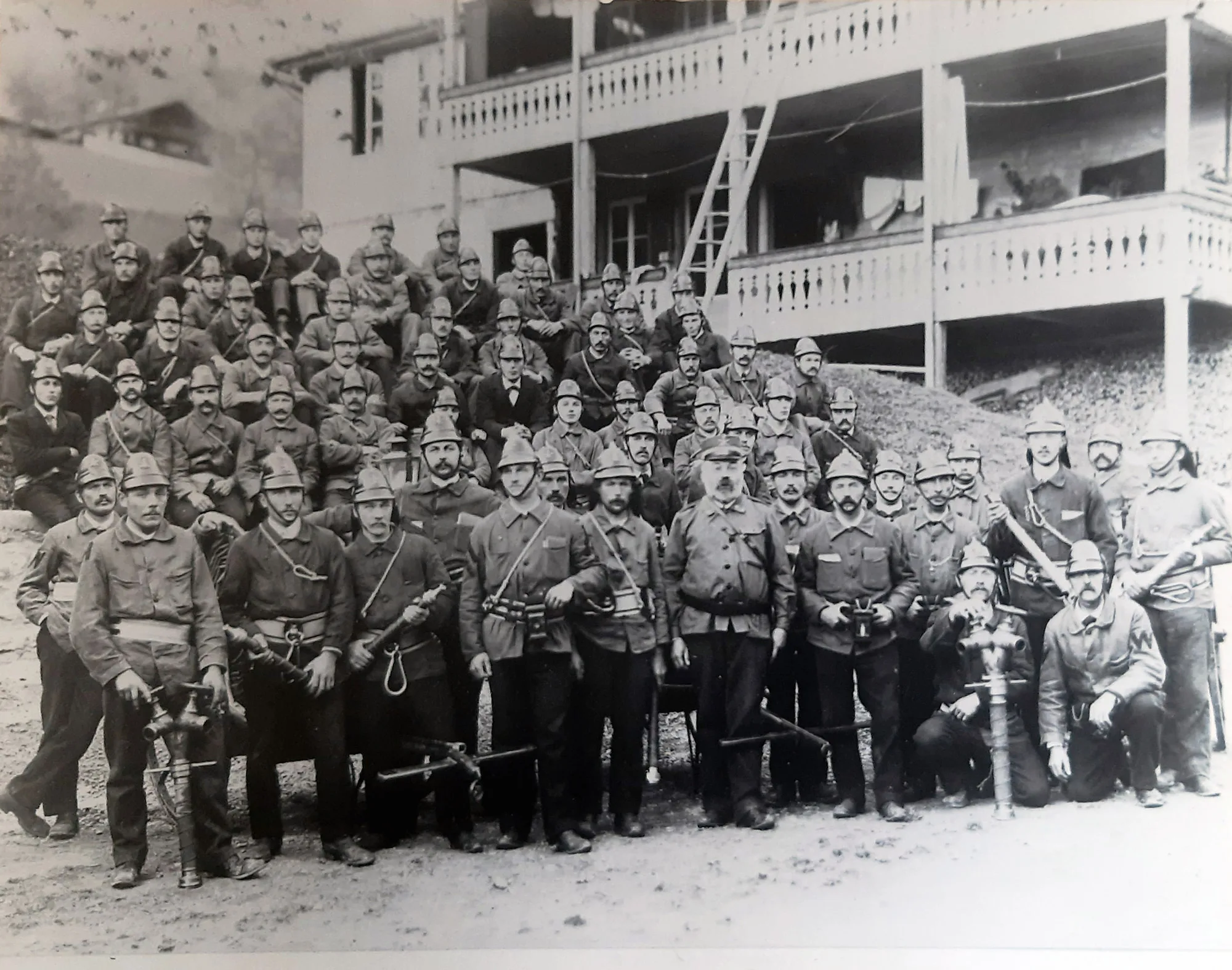 Das Löschkorps «Dorf», 1906. Pfarrer Strasser vorne Mitte, mit Mütze.