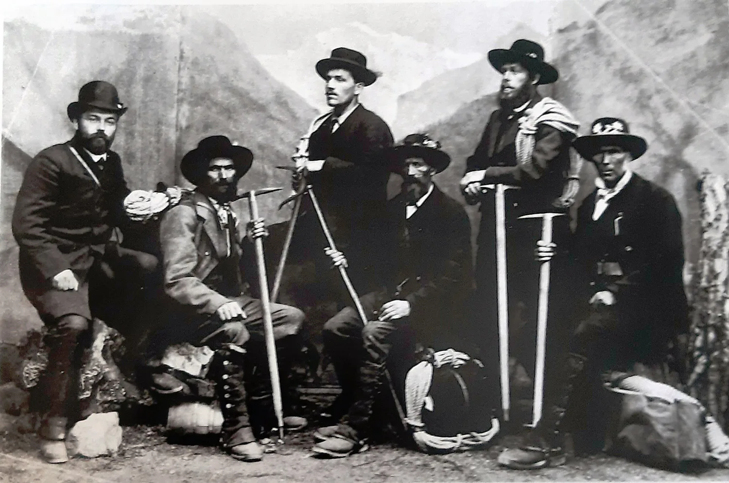 Pfarrer Strasser (ganz links) mit Bergführern, um 1890.