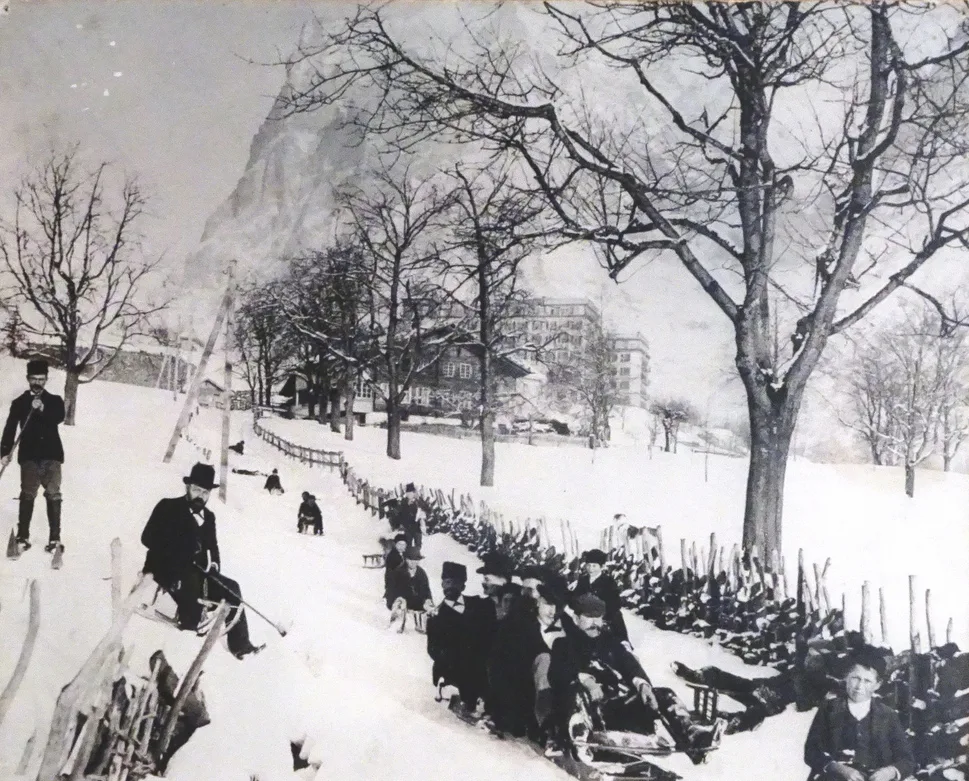 Pfarrer Strasser auf dem Schlitten (links im Bild), um 1900.