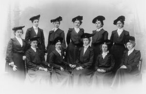 L’association féministe d’étudiantes à Berne, en 1903, lors de l’ouverture de la nouvelle Haute école. Ida Hoff se tient tout à gauche, au fond.