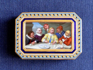 Eine goldene Tabakdose, die es auf sich hat: «Das Ei des Kolumbus» – in feinster Emailmalerei auf dem Deckel verewigt. Offensichtlich verwendete der Kunsthandwerker Hogarths Druckgrafik als Vorlage.