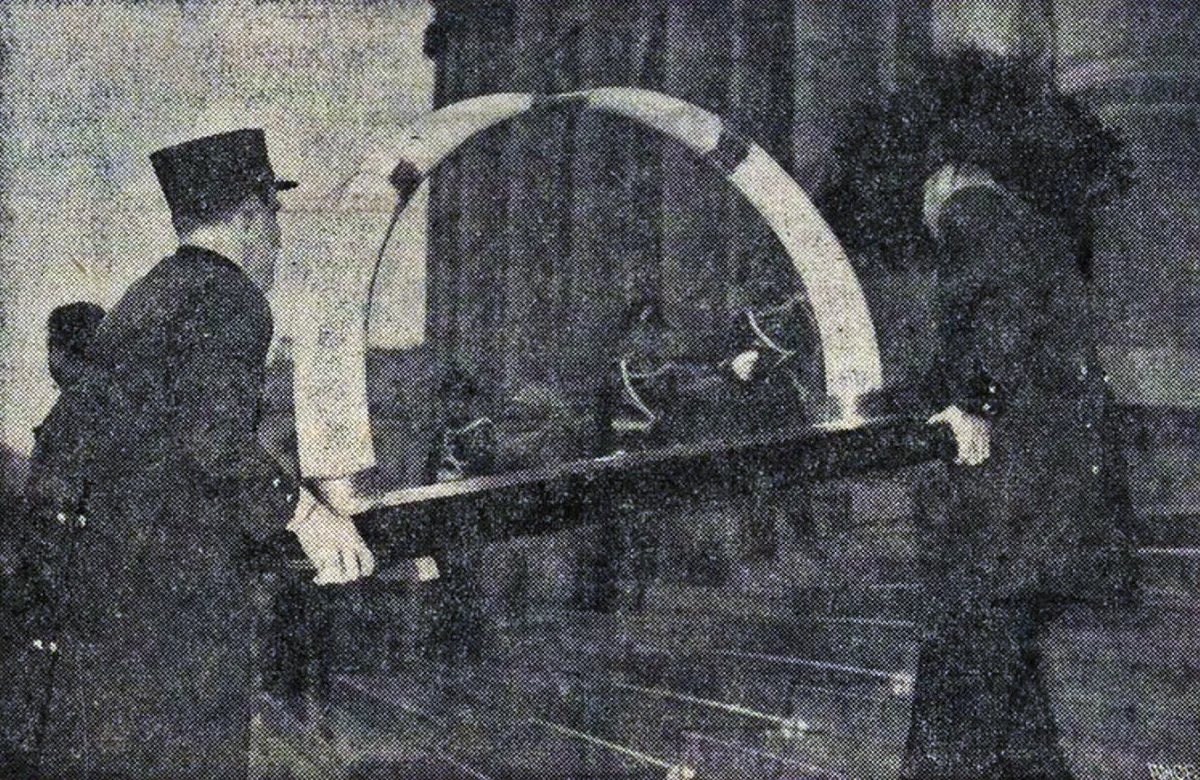 Das Geschenk des Kaisers wird ins Museum gebracht. Fotografie aus «La Tribune de Genève» vom 29. November 1954.