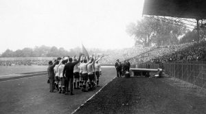 Das Team von Uruguay begrüsst die Finalzuschauer, 1924.