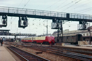 First-generation TEE train: RAm TEE I diesel multiple unit pulling into Zurich, July 1958.
