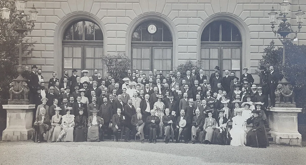 Gruppenfoto der Kongressteilnehmenden von 1904. Anna Tumarkin ist die Fünfte von rechts in der zweiten Reihe (dunkles Kleid und Strohhut).