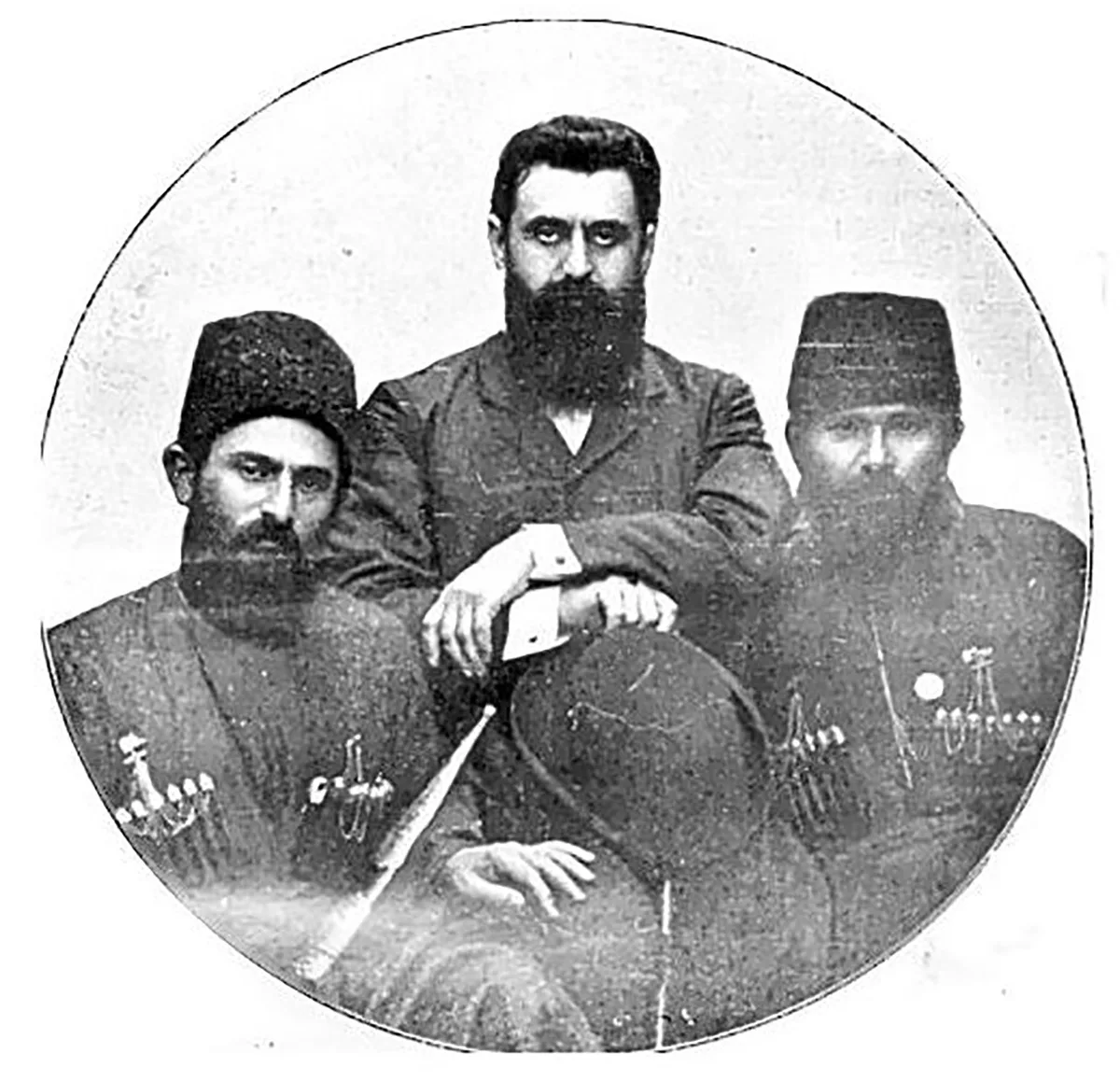 Theodor Herzl mit zwei Teilnehmern des ersten Kongresses in Basel, 1897.