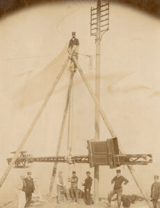 Installation d’un poteau téléphonique à Genève, vers 1900.